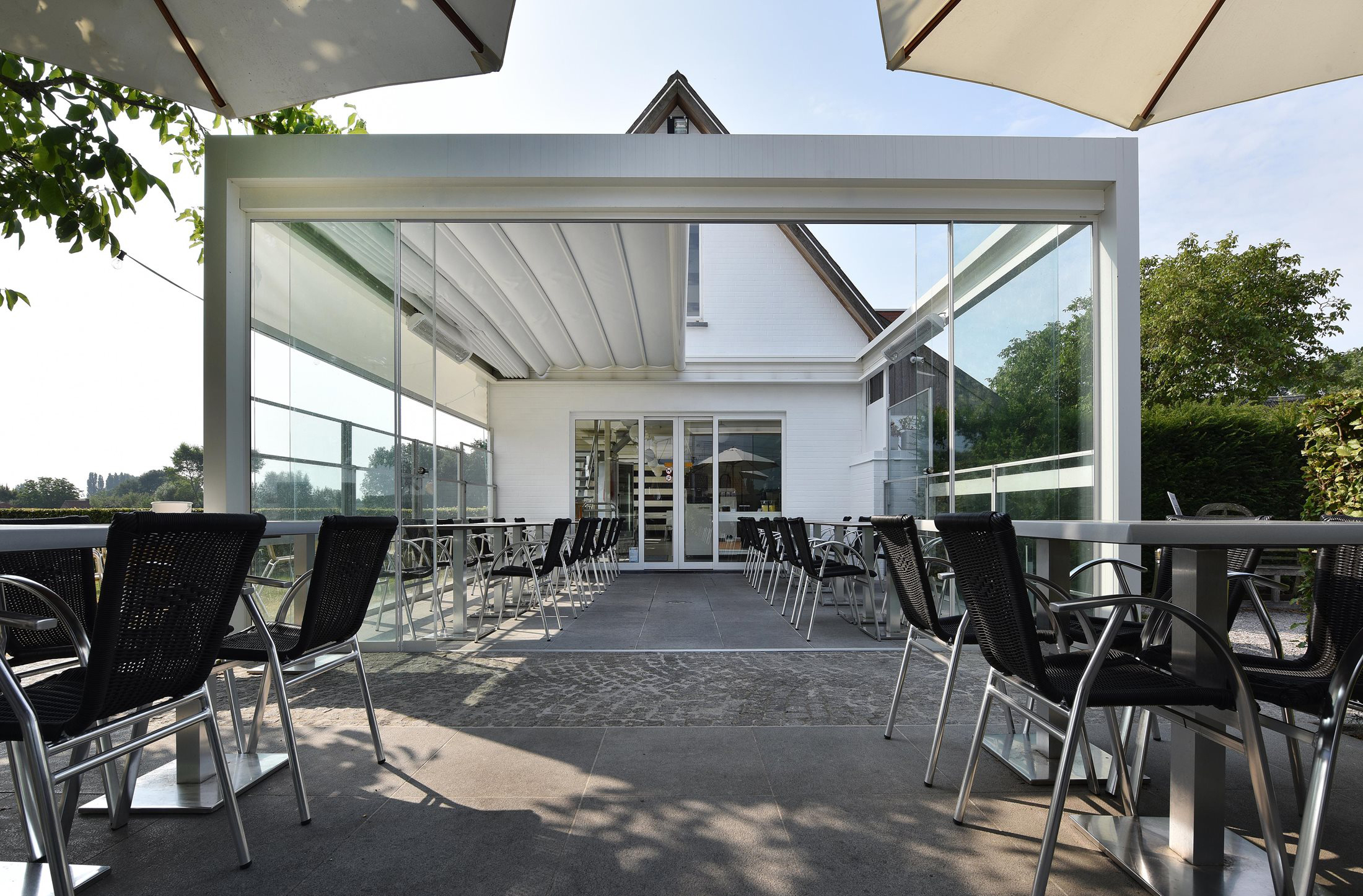 Advantages of glass enclosures without aluminum profiles for your home