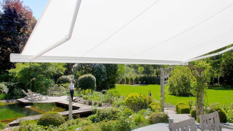 Toldos blancos para casas modernas