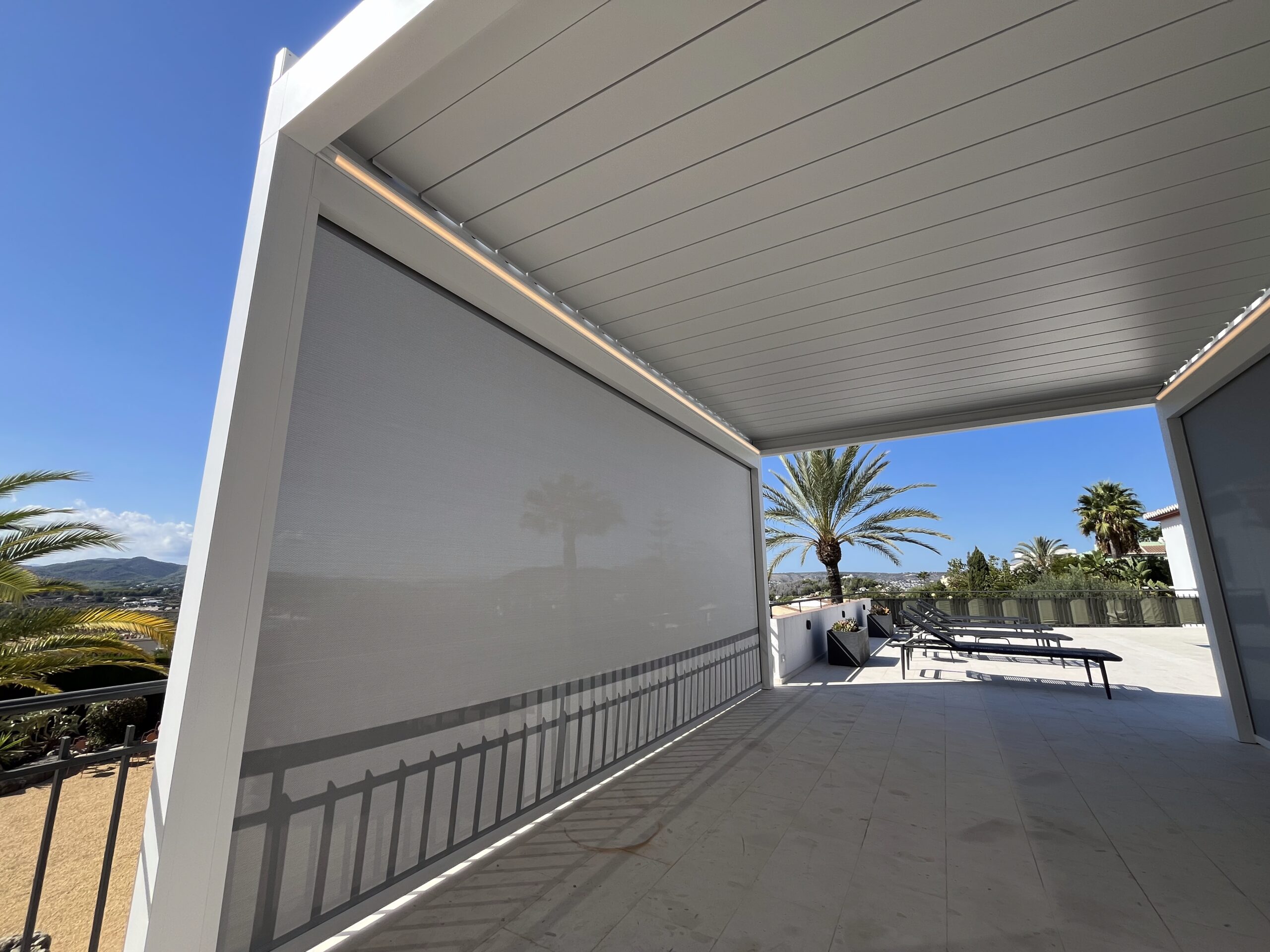 Toldo vertical exterior: para qué sirve, beneficios y cuándo instalarlo