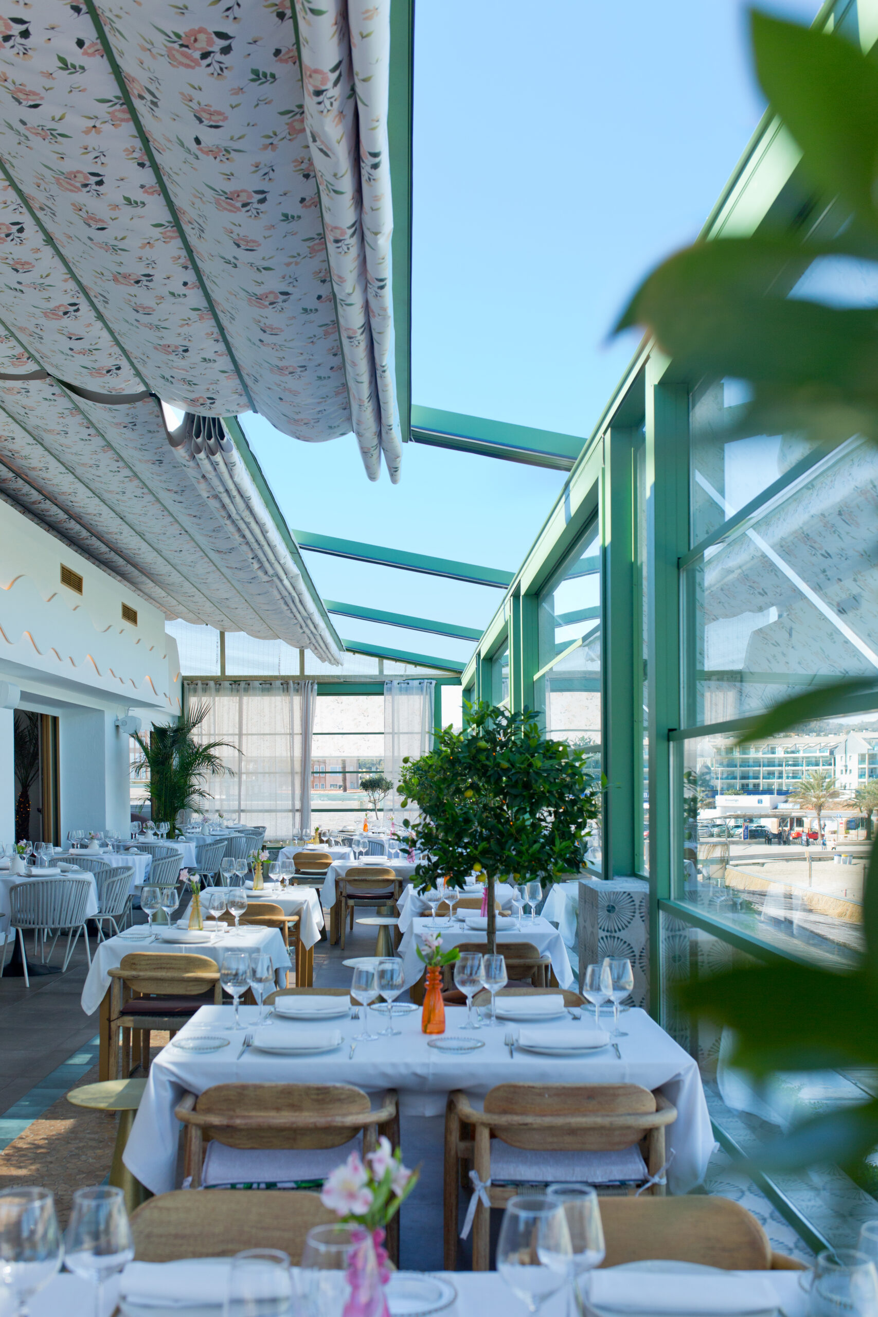 Cómo protegimos la terraza de un restaurante en primera línea de mar en Jávea