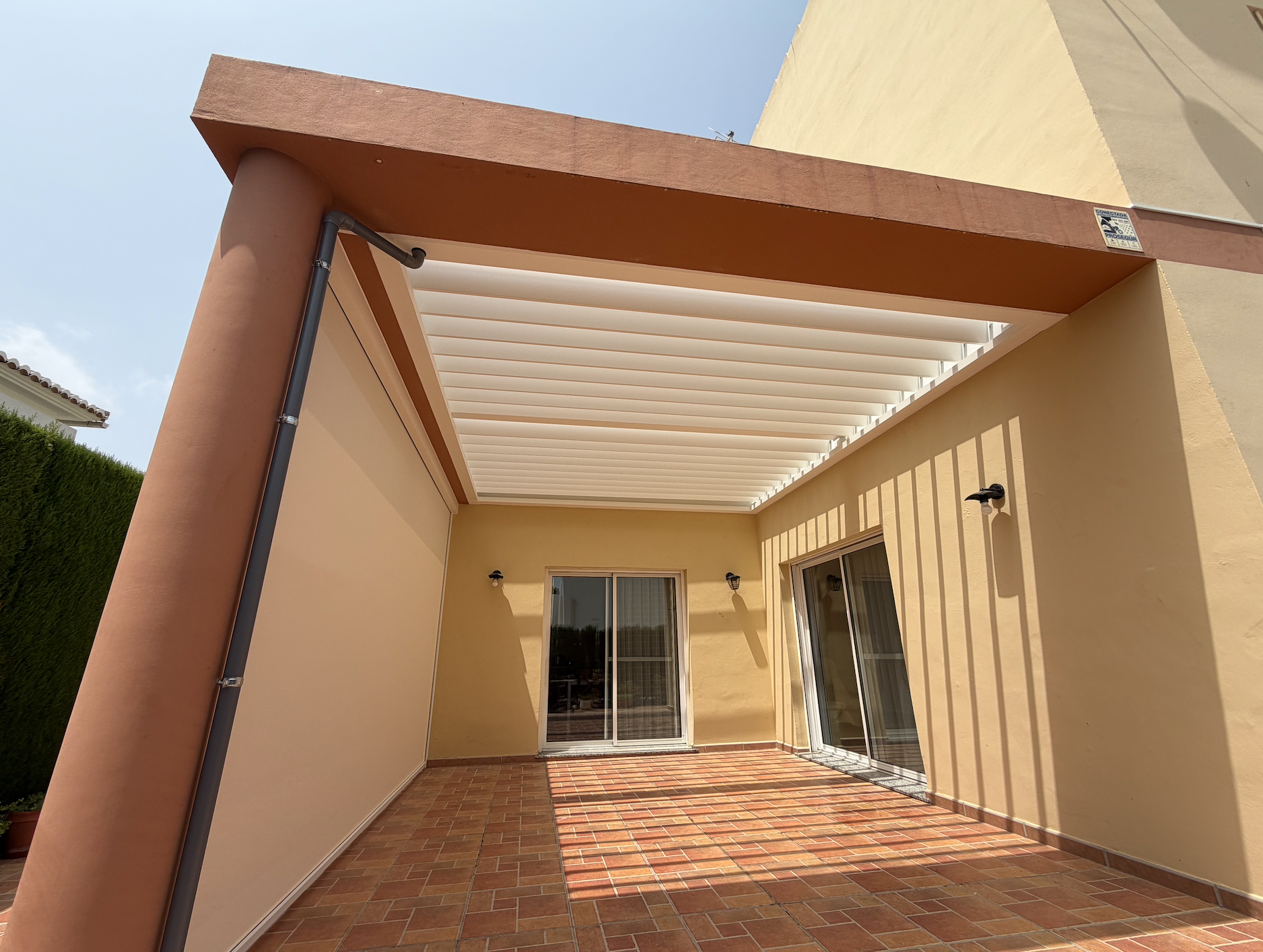 Instalación de Pérgola Bioclimática Aero y Fixscreen Minimal en Oliva (Valencia)